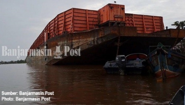 kapal tongkang tabrak rumah warga